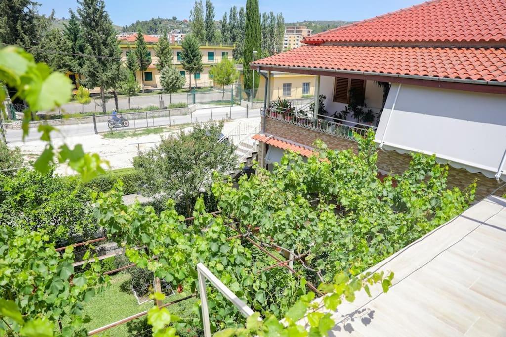 Cereni Guesthouse 培拉特 外观 照片